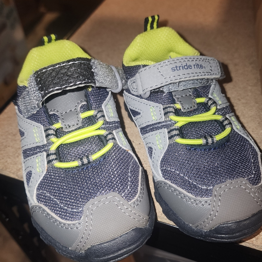 Nwt Sz 5.5M Stride Rite Kids' Damon Sneakers in Gray and Neon Yellow